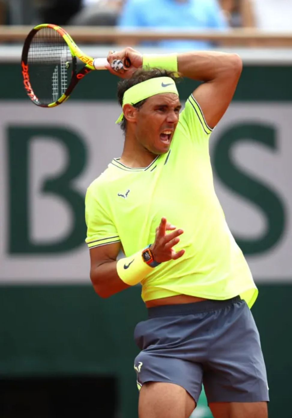 智利球员冷静应对,寻求突破 智利球员冷静应对,寻求突破