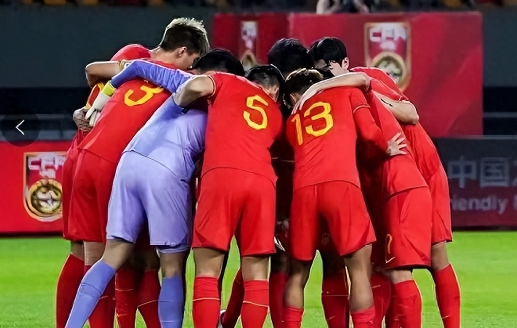 c7娱乐-包含热血激情的足球比拼，双方互不相让争夺高处胜利的词条